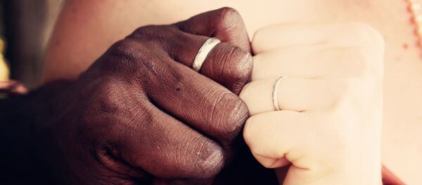 Las manos de una pareja multirracial Las manos de una pareja multirracial - Sputnik Mundo