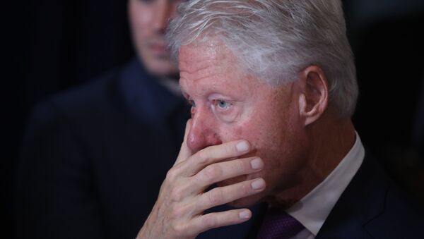 Former President Bill Clinton listens as his wife, Democratic presidential candidate Hillary Clinton speaks in New York, Wednesday, Nov. 9, 2016. Clinton conceded the presidency to Donald Trump in a phone call early Wednesday morning, a stunning end to a campaign that appeared poised right up until Election Day to make her the first woman elected U.S. president.  - Sputnik Mundo
