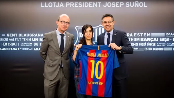 El FC Barcelona recibe a Nadia Murad, la yazidí símbolo de los derechos de la mujer - Sputnik Mundo
