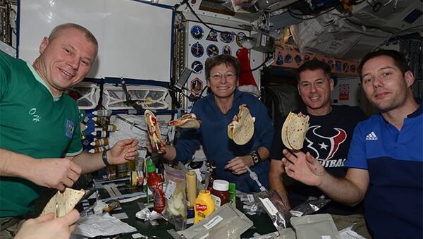 Oleg Novitski y sus colegas en la Estación Espacial Internacional - Sputnik Mundo