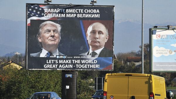 Cars pass by a billboard showing US President-elect Donald Trump and Russian President Vladimir Putin placed by pro-Serbian movement in the town of Danilovgrad on November 16, 2016 - Sputnik Mundo