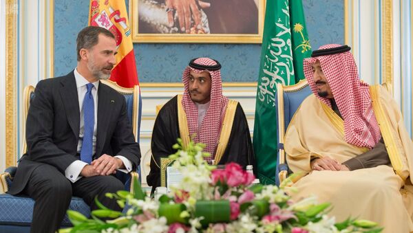 El rey saudí Salman se reúne con el rey español Felipe VI en Riad, Arabia Saudí - Sputnik Mundo
