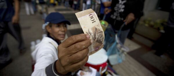 Billete venezolano de cien bolívares Billete venezolano de cien bolívares - Sputnik Mundo