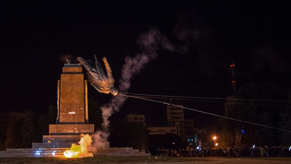 Desmontaje de un monumento de Lenin en la cuidad ucraniana de Kharkiv - Sputnik Mundo