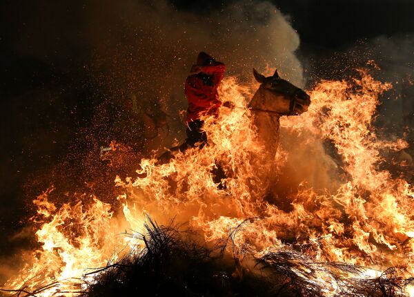 Las Luminarias o el festival de la purificación por el fuego en España - Sputnik Mundo