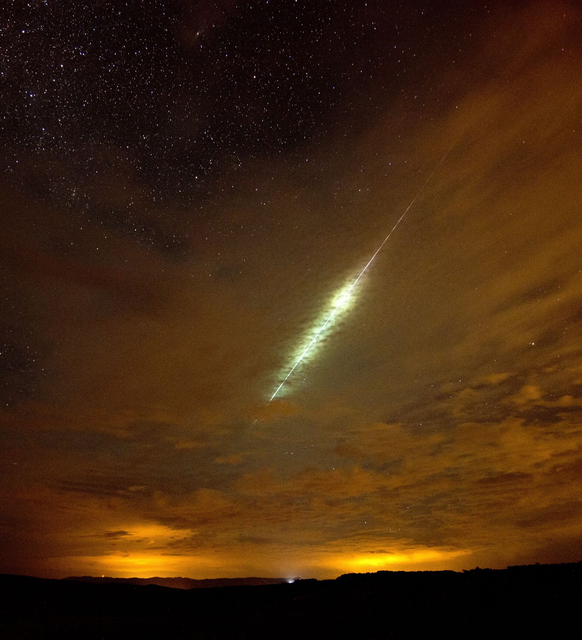 Метеоры небесные тела. Комета вид с земли. Комета в атмосфере. Метеорит на земле. Метеорит вид с земли.