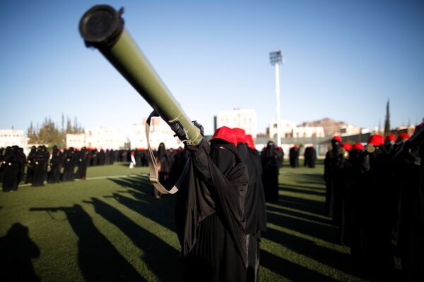 Mujeres hutíes participan en un desfile militar en Saná - Sputnik Mundo
