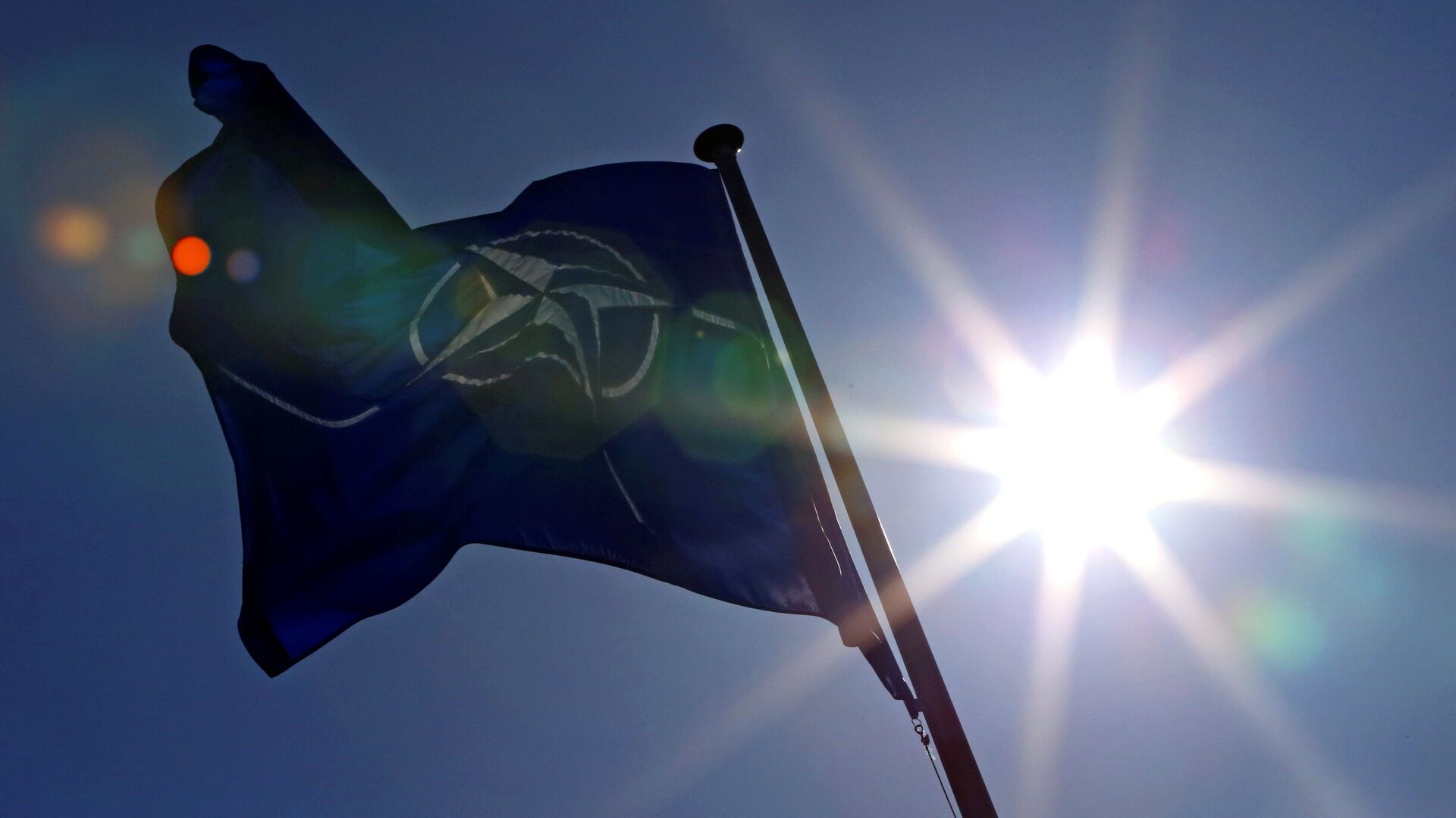 A NATO flag flies at the Alliance's headquarters in Brussels - Sputnik Mundo, 1920, 05.01.2022