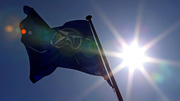 A NATO flag flies at the Alliance's headquarters in Brussels - Sputnik Mundo