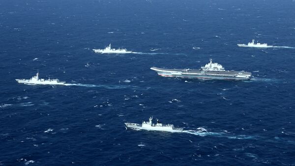 El portaviones chino Liaoning y una flota de buques en el mar de China - Sputnik Mundo