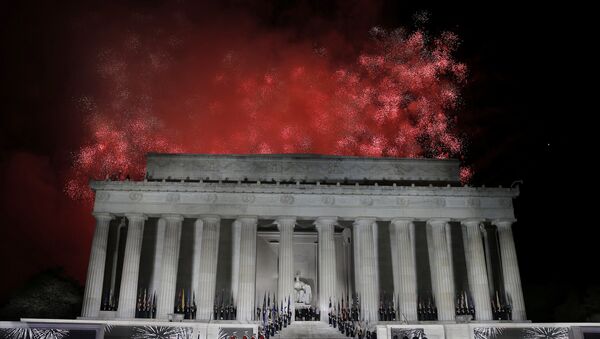 Los fuegos artificiales estallan sobre el monumento de Lincoln - Sputnik Mundo