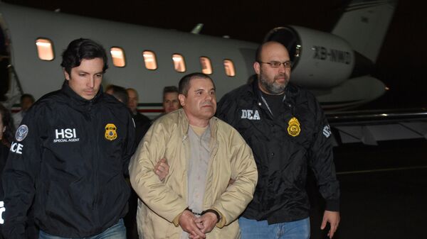 Mexico's top drug lord Joaquin el 'Chapo' Guzman is escorted as he arrives at Long Island MacArthur airport in New York, U.S., January 19 - Sputnik Mundo