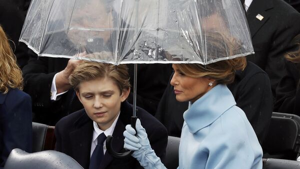 Melania Trump con su hijo Barron - Sputnik Mundo