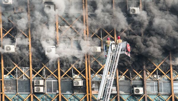 Los bomberos intentan sofocar el incendion en la torre Plasco - Sputnik Mundo