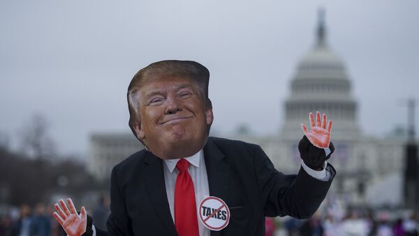 Manifestante con máscara de Donald Trump - Sputnik Mundo