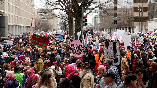 La Marcha de las Mujeres: cientos de activistas marchan contra Donald Trump - Sputnik Mundo