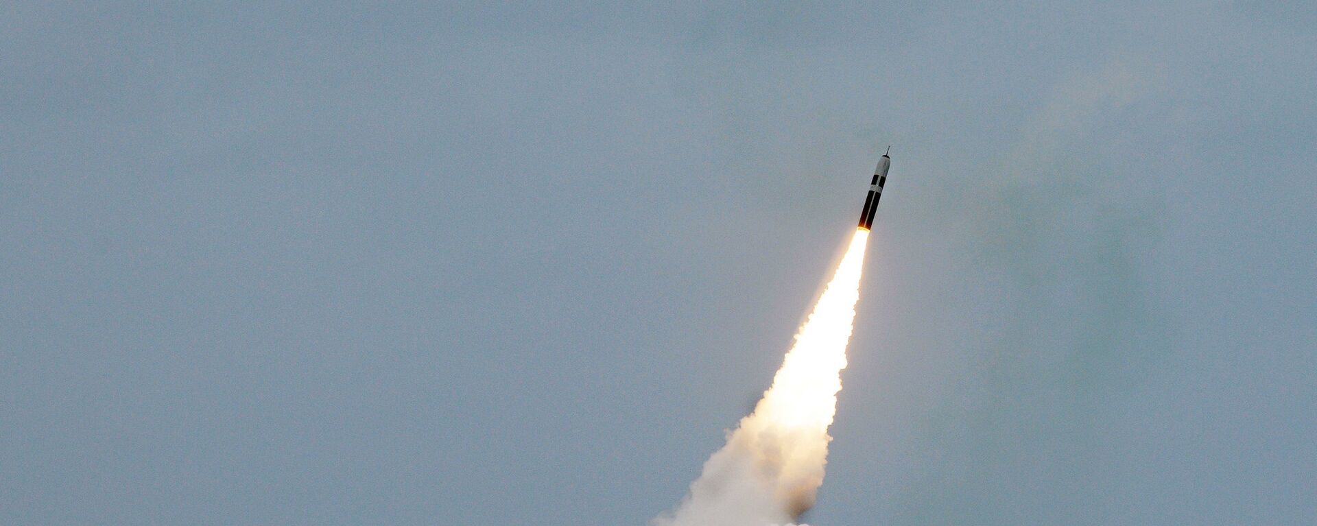 ATLANTIC OCEAN (August 31, 2016) An unarmed Trident II D5 missile launches from the Ohio-class fleet ballistic-missile submarine USS Maryland (SSBN 738) off the coast of Florida. The test launch was part of the U.S. Navy Strategic Systems Programs demonstration and shakedown operation certification process - Sputnik Mundo, 1920, 19.09.2021