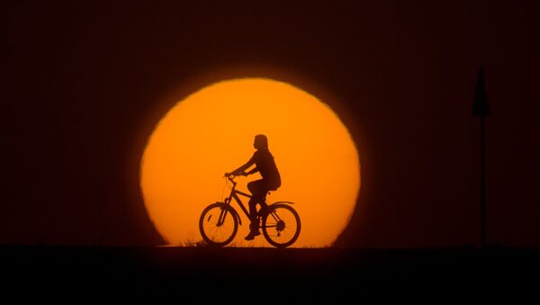 A girl riding a bike - Sputnik Mundo