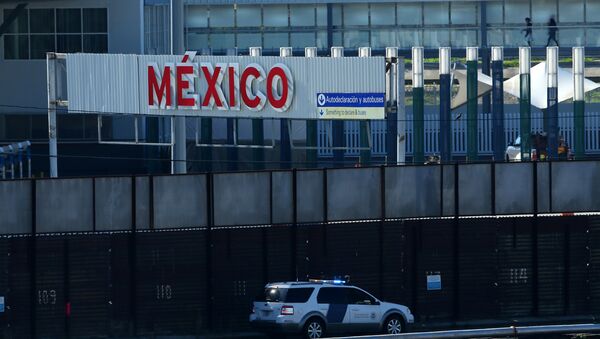 A U.S. border patrol vehicle drives along the border wall between Mexico and the United States in San Ysidro, California, U.S. - Sputnik Mundo