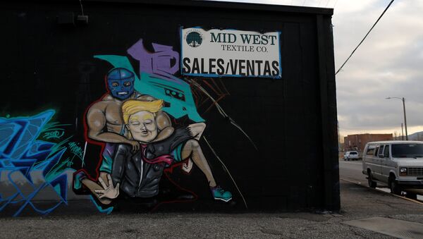 Grafiti con la imagen de Donald Trump y un luchador - Sputnik Mundo