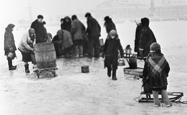 La temperatura durante el primer invierno en la localidad sitiada bajó hasta -32,1°C. La calefacción y el agua corriente fueron cortadas La temperatura durante el primer invierno en la localidad sitiada bajó hasta -32,1°C. La calefacción y el agua corriente fueron cortadas - Sputnik Mundo