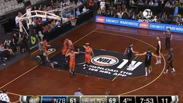 Espeluznante: se le sale un ojo a un jugador de baloncesto durante un partido - Sputnik Mundo