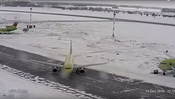 Un Airbus 320 de la compañía S7 se deslizó sobre la pista del aeropuerto de Novosibirsk - Sputnik Mundo