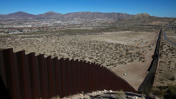 El muro entre EEUU y México (archivo) - Sputnik Mundo