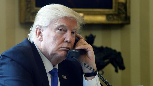 U.S. President Donald Trump speaks by phone with Russia's President Vladimir Putin in the Oval Office at the White House in Washington, U.S. - Sputnik Mundo