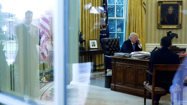 Donald Trump, presidente de EEUU, habla por teléfono con Angela Merkel - Sputnik Mundo