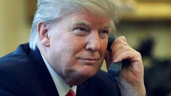El presidente de Estados Unidos, Donald Trump, habla por teléfono - Sputnik Mundo