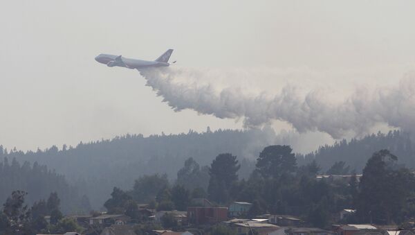A Boeing 747-400 Super Tanker from the U.S. drops water to extinguish wildfires in Chile's central-south regions, in Dichato, Chile January 31, 2017 - Sputnik Mundo