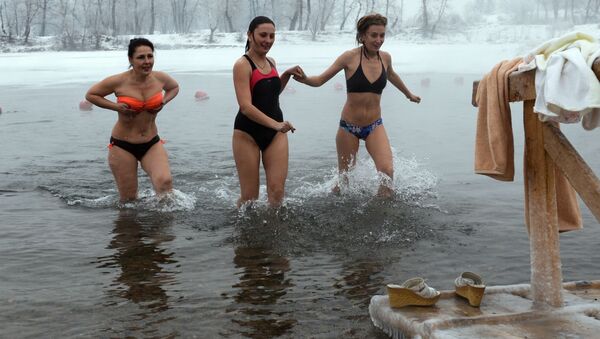 Jóvenes rusas se bañan en un lago congelado para celebrar la Epifanía ortodoxa - Sputnik Mundo