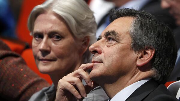 El candidato presidencial de la derecha francesa François Fillon con su esposa  Penelope Fillon - Sputnik Mundo