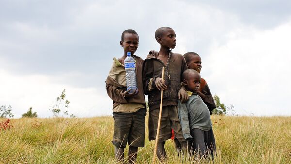 Niños africanos con agua potable - Sputnik Mundo