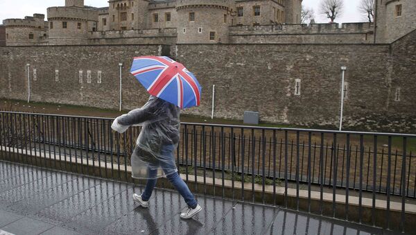 Una persona lleva un paraguas con la bandera de Reino Unido (imagen referencial) - Sputnik Mundo