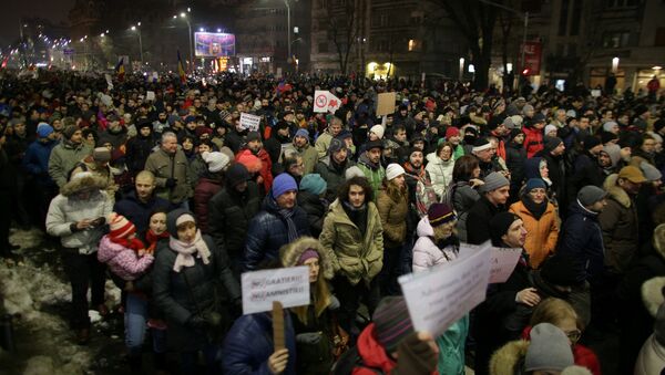Protesta en Bucarest - Sputnik Mundo