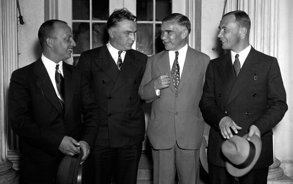 Tres aviadores soviéticos, después de ser recibidos por el presidente Roosevelt. De izquierda a derecha: Gueorgui Baidukov, Valeri Chkálov, Alexandr Troyanovski (embajador de la URSS en EEUU) y Alexandr Baliakov. 28 de junio de 1937. - Sputnik Mundo