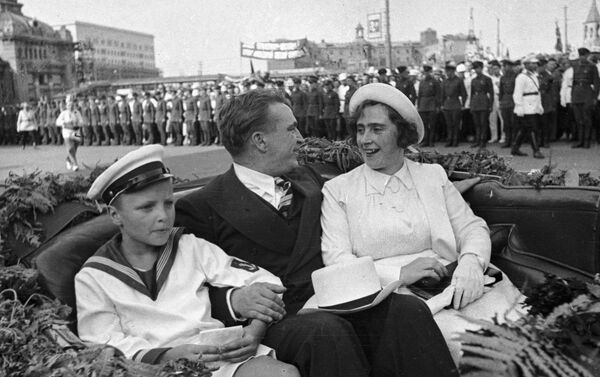 Valeri Chkálov, junto a su mujer e hijo, en el momento de ser recibido con honores en Moscú. 27 de julio de 1937. - Sputnik Mundo