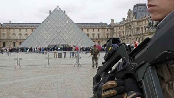 French army paratroopers patrol near the Louvre museum in Paris, France, March 30, 2016 - Sputnik Mundo
