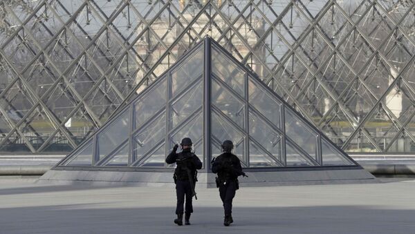 Policías franceses cerca de Louvre tras un ataque - Sputnik Mundo