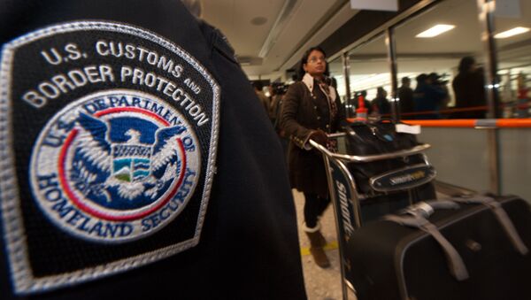 An international air traveler (r) clears US Customs and Border Protection declarations to enter the United States in the US Customs and Immigration area at Dulles International Airport(IAD) , December 21, 2011 in Sterling, Virgina, near Washington, DC - Sputnik Mundo