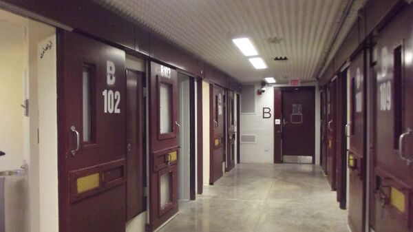 Corredor de celdas en Campo 5, un recinto de máxima seguridad de Guantánamo donde más de 100 detenidos pasaron años en un régimen de castigo. Hoy está vacío.  - Sputnik Mundo
