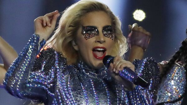 Lady Gaga durante el show en Super Bowl - Sputnik Mundo