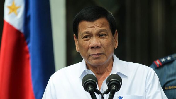 Philippine President Rodrigo Duterte talks to police officers - Sputnik Mundo