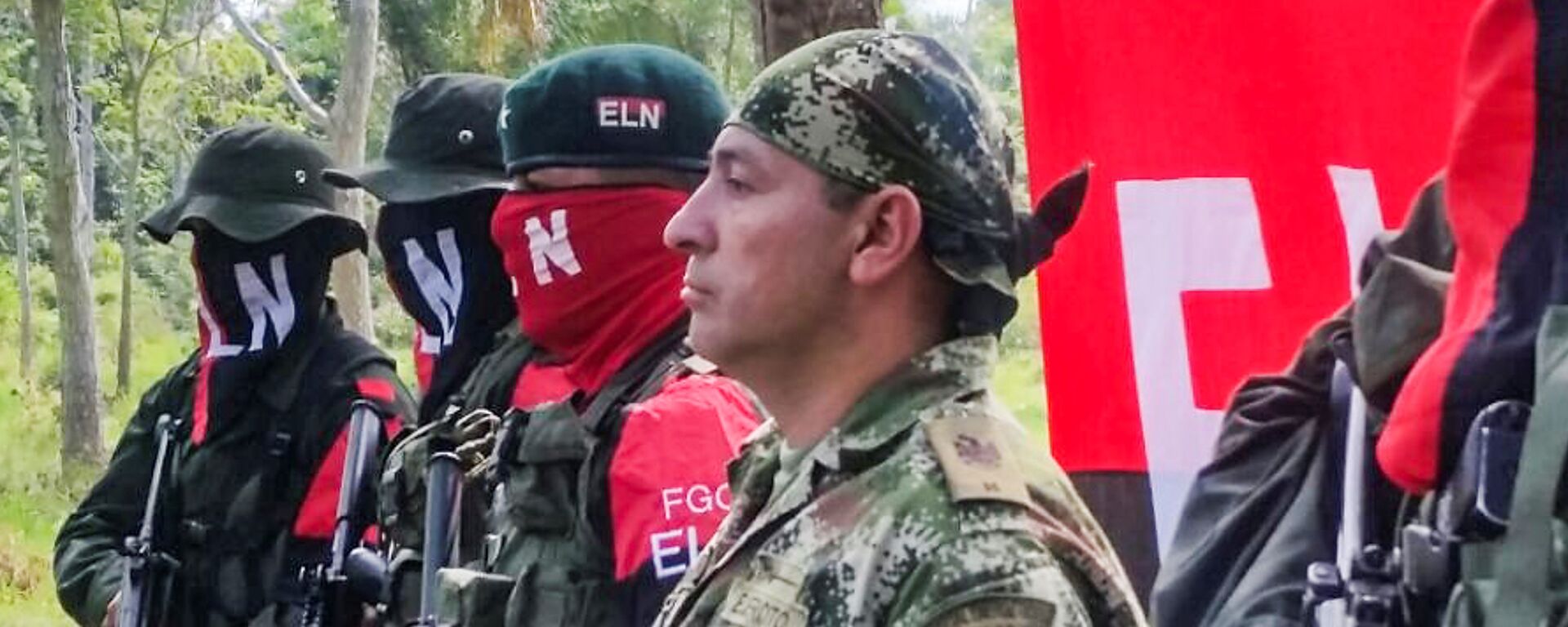 Colombian Soldier Fredy Moreno (R) who was kidnaped by National Liberation Army (ELN), is seen next to ELN members, before his release in Arauca, Colombia on February 6 2017 - Sputnik Mundo, 1920, 17.02.2023