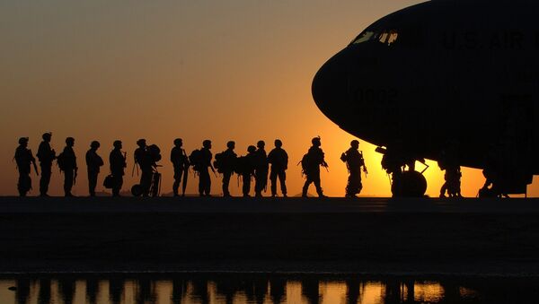 Soldados del Ejército estadounidense abordando un avión de transporte militar C-17 Globemaster - Sputnik Mundo