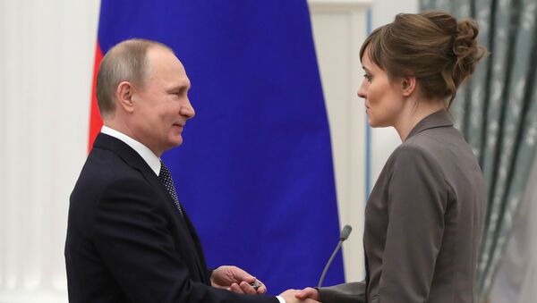 Vladímir Putin entrega los Premios de Ciencia e Innovación a los jóvenes científicos - Sputnik Mundo