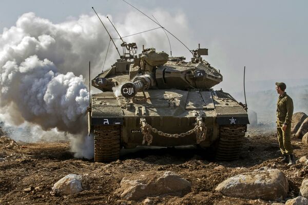 Un soldado israelí de la Brigada de Infantería Nahal atraviesa el humo Un soldado israelí de la Brigada de Infantería Nahal atraviesa el humo - Sputnik Mundo