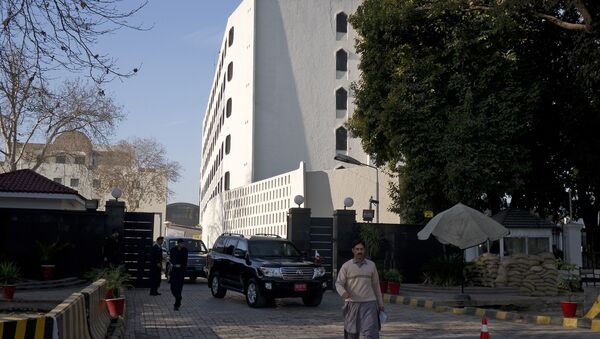 Cars leave the Foreign Ministry building, a venue of peace talks in Islamabad, Pakistan. - Sputnik Mundo